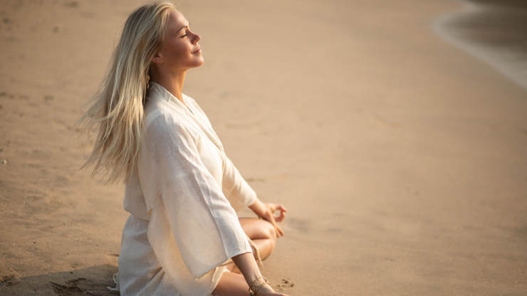 Josefin Bengtsson mediterar på en strand